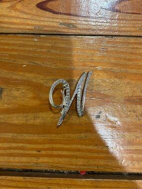 (687) “W” BEDAZZLED PIN